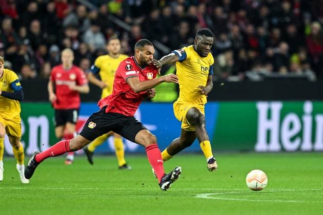 GER, Europa League, Bayer Leverkusen - Union Saint-Giloise 13.04.2023, BayArena , Leverkusen , GER, Europa League, Bayer Leverkusen - Union Saint-Giloise im Bild picture shows Jonathan Tah (Bayer Leverkusen 4) (l) und Victor Boniface (Union Saint Gilloise 7) (r) kämpfen um den Ball.