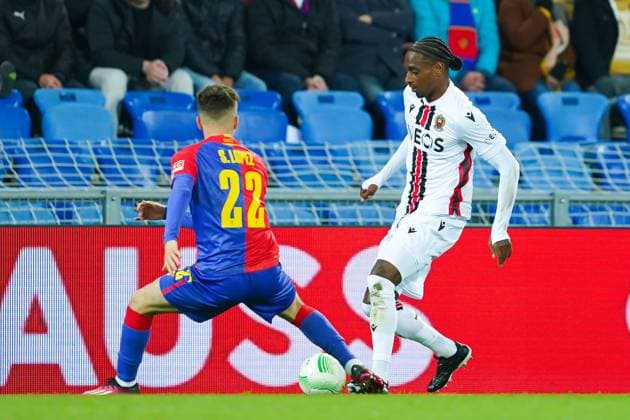 13.04.2023, Basel, St. Jakobs-Park, Switzerland, UEFA Europa Conference League: FC Basel - OGC Nice, 22 Sergio Lopez (Basel) and 8 Pablo Rosario (Nice) battle for the ball (duel) Basel St. Jakobs-Park Basel Switzerland Copyright: xJustPictures.ch DanielaxPorcellix