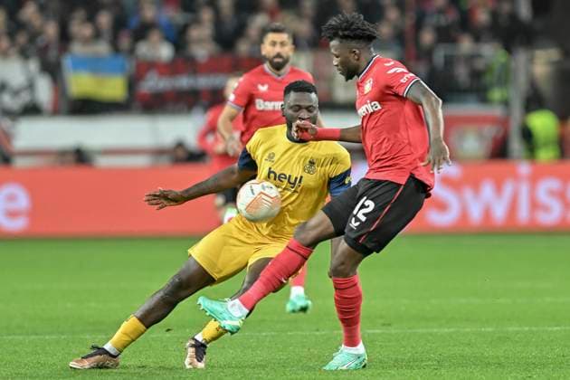 v. li. im Zweikampf Victor Boniface ( 7, Union Saint-Gilloise) Edmond Tapsoba ( 12, Bayer 04 Leverkusen) 13.04.2023 Fussball Europa League, Bayer 04 Leverkusen vs Union Saint-Gilloise, BayArena, Leverkusen, NRW Germany