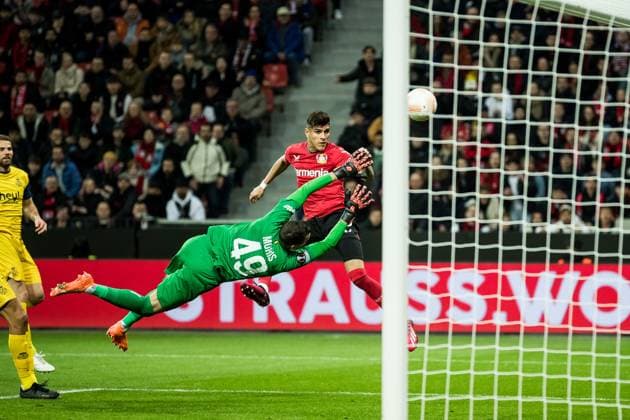 UEFA Europa League: Bayer 04 Leverkusen - Royale Union Saint Gilloise Anthony Moris (Royale Union Saint Gilloise, 49), Piero Hincapie (Bayer 04 Leverkusen, 3) UEFA Europa League Viertelfinale: Bayer 04 Leverkusen - Royale Union Saint Gilloise, BayArena Leverkusen Copyright: xBEAUTIFULxSPORTS Wunderlx