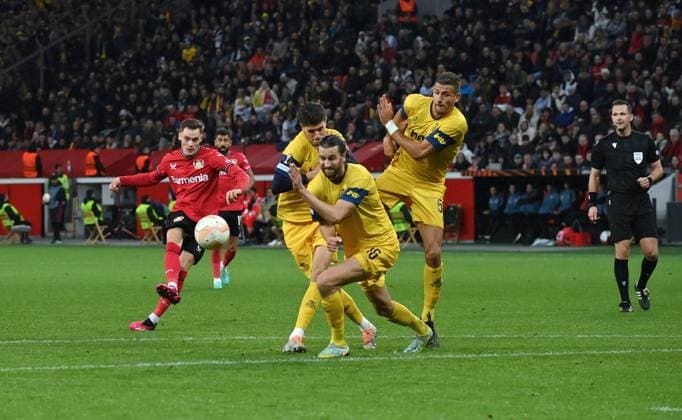 Florian Wirtz (Bayer 04 Leverkusen), li., erzielt mit diesem Schuss das Tor zum 1:1 13.04.2023, Fussball Europa League, Saison 2022 23, Viertelfinale Hinspiel, Bayer 04 Leverkusen - Union Saint Gilloise Leverkusen BayArena Nordrhein Westfalen Deutschland