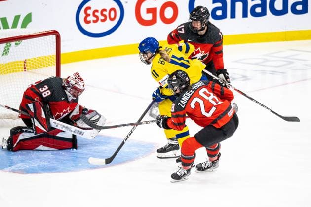 230413 Goaltender Emerance Maschmeyer of Canada and Josefin Bouveng of Sweden during the 2023 IIHF Women s World Championship, WM, Weltmeisterschaft quarterfinal game between Canada and Sweden on April 13, 2023 in Brampton. Photo: Mathilda Ahlberg BILDBYRAN kod MA MA0459 ishockey Ice hockey, Eishockey vm dam 2023 iihf womens world championship dam vm ishockey vm kanada sverige women canada sweden bbeng Copyright: MATHILDAxAHLBERG BB230413MA068