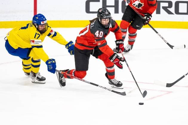 230413 Sofie Lundin of Sweden and Blayre Turnbull of Canada during the 2023 IIHF Women s World Championship, WM, Weltmeisterschaft quarterfinal game between Canada and Sweden on April 13, 2023 in Brampton. Photo: Mathilda Ahlberg BILDBYRAN kod MA MA0459 ishockey Ice hockey, Eishockey vm dam 2023 iihf womens world championship dam vm ishockey vm kanada sverige women canada sweden bbeng Copyright: MATHILDAxAHLBERG BB230413MA070