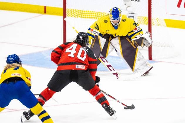230413 Blayre Turnbull of Canada and goaltender Emma Söderberg of Sweden during the 2023 IIHF Women s World Championship, WM, Weltmeisterschaft quarterfinal game between Canada and Sweden on April 13, 2023 in Brampton. Photo: Mathilda Ahlberg BILDBYRAN kod MA MA0459 ishockey Ice hockey, Eishockey vm dam 2023 iihf womens world championship dam vm ishockey vm kanada sverige women canada sweden bbeng Copyright: MATHILDAxAHLBERG BB230413MA078