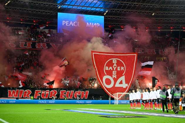 Feature, Team LEV dahinter eine Choreografie der Fans, - Wir fuer Euch - Fussball Europa League, Viertelfinale Hinspiel, Bayer 04 Leverkusen (LEV) - Union Saint-Gilloise (USG), am 13.04.2023 in Leverkusen Deutschland. UEFA regulations prohibit any use of photographs as image sequences and or quasi-video Â