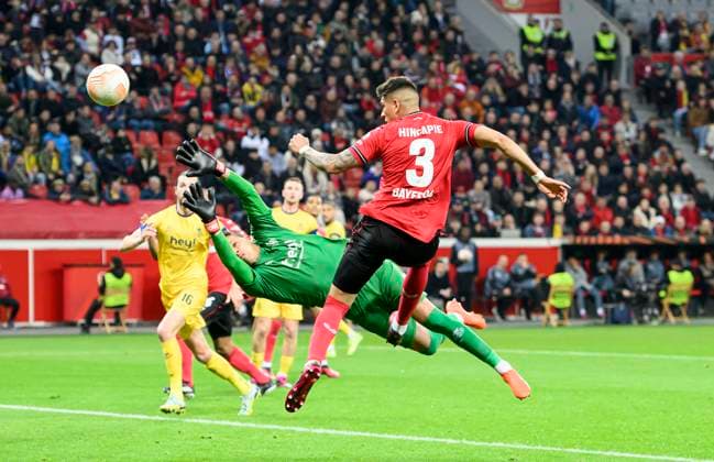 Torchance Piero HINCAPIE (LEV), gegen Torwart Anthony Moris l. (USG) Zweikampf, Aktion, Fussball Europa League, Viertelfinale Hinspiel, Bayer 04 Leverkusen (LEV) - Union Saint-Gilloise (USG), am 13.04.2023 in Leverkusen Deutschland. UEFA regulations prohibit any use of photographs as image sequences and or quasi-video Â