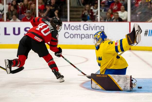 Sport Bilder des Tages April 13, 2023, BRAMPTON, ON, CANADA: Canada forward Blayre Turnbull (40) scores on Sweden goaltender Emma Soderberg (30) during first period quarterfinal IIHF WomenöÄÃ s World Hockey Championship hockey action in Brampton, Ont., Thursday, April 13, 2023. Canada News - April 13, 2023  - ZUMAc35_ 20230413_zaf_c35_135 Copyright: xFrankxGunnx