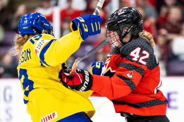 230413 Sara Hjalmarsson of Sweden and Claire Thompson of Canada during the 2023 IIHF Women s World Championship, WM, Weltmeisterschaft quarterfinal game between Canada and Sweden on April 13, 2023 in Brampton. Photo: Mathilda Ahlberg BILDBYRAN kod MA MA0459 ishockey Ice hockey, Eishockey vm dam 2023 iihf womens world championship dam vm ishockey vm kanada sverige women canada sweden bbeng Copyright: MATHILDAxAHLBERG BB230413MA098