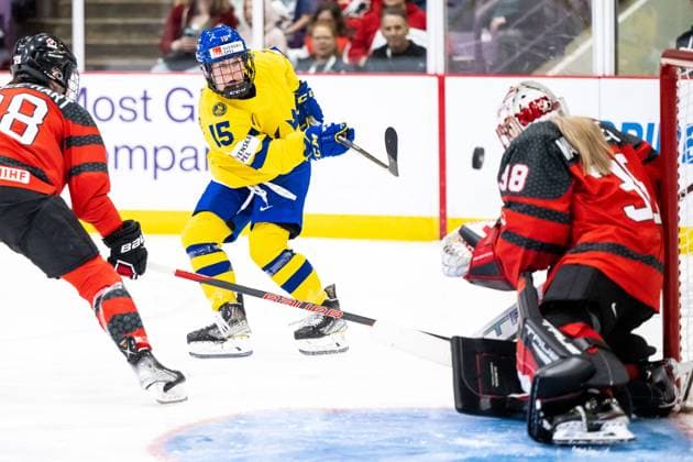 230413 Lisa Johansson of Sweden and goaltender Emerance Maschmeyer of Canada during the 2023 IIHF Women s World Championship, WM, Weltmeisterschaft quarterfinal game between Canada and Sweden on April 13, 2023 in Brampton. Photo: Mathilda Ahlberg BILDBYRAN kod MA MA0459 ishockey Ice hockey, Eishockey vm dam 2023 iihf womens world championship dam vm ishockey vm kanada sverige women canada sweden bbeng Copyright: MATHILDAxAHLBERG BB230413MA102