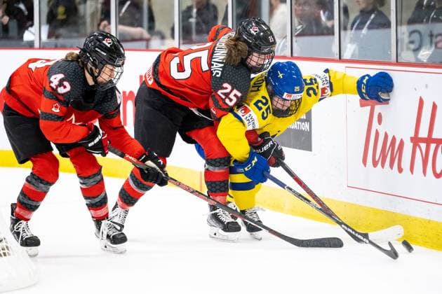 230413 Claire Thompson and Jaime Bourbonnais of Canada and Lina Ljungblom of Sweden during the 2023 IIHF Women s World Championship, WM, Weltmeisterschaft quarterfinal game between Canada and Sweden on April 13, 2023 in Brampton. Photo: Mathilda Ahlberg BILDBYRAN kod MA MA0459 ishockey Ice hockey, Eishockey vm dam 2023 iihf womens world championship dam vm ishockey vm kanada sverige women canada sweden bbeng Copyright: MATHILDAxAHLBERG BB230413MA104