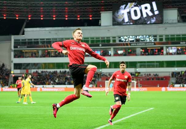 Jubel Florian WIRTZ (LEV) nach seinem Tor zum 1:1, zeigt auf das LEV Logo an seinem Trikot, Gestik, Geste, Fussball Europa League, Viertelfinale Hinspiel, Bayer 04 Leverkusen (LEV) - Union Saint-Gilloise (USG) 1:1, am 13.04.2023 in Leverkusen Deutschland. UEFA regulations prohibit any use of photographs as image sequences and or quasi-video Â