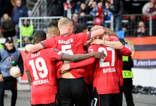 Jubel LEV um Florian WIRTZ (LEV) nach seinem Tor zum 1:1, Fussball Europa League, Viertelfinale Hinspiel, Bayer 04 Leverkusen (LEV) - Union Saint-Gilloise (USG) 1:1, am 13.04.2023 in Leverkusen Deutschland. UEFA regulations prohibit any use of photographs as image sequences and or quasi-video Â