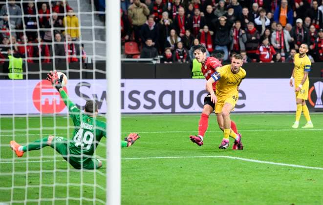 v.l. Torwart Anthony MORIS (USG), Sardar AZMOUN (LEV) Siebe VAN DER HEYDEN (USG) Torchance, Zweikampf, Aktion, Fussball Europa League, Viertelfinale Hinspiel, Bayer 04 Leverkusen (LEV) - Union Saint-Gilloise (USG) 1:1, am 13.04.2023 in Leverkusen Deutschland. UEFA regulations prohibit any use of photographs as image sequences and or quasi-video Â