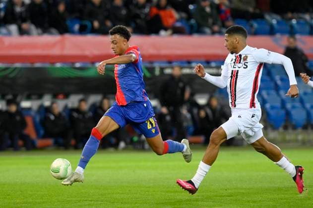 Dan Ndoye, FCB, re. Jean-Clair Todibo, OGC, FC Basel - OGC Nice, Viertelfinal UEFA Europa Conference, Fussball, 13.04.2023
