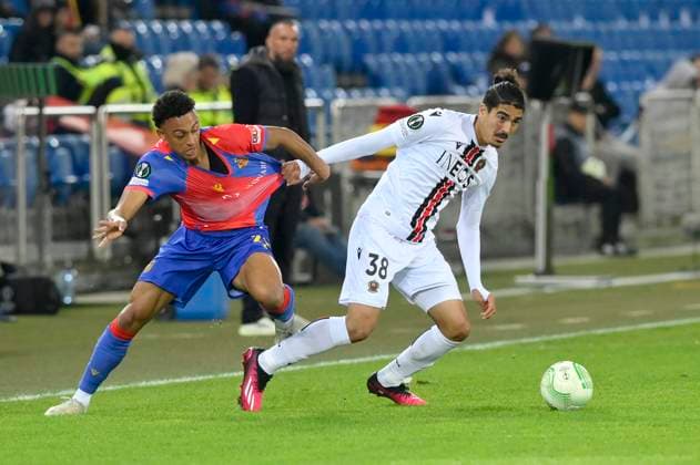 Dan Ndoye, FCB, re. Ayoub Amraoui, OGC, FC Basel - OGC Nice, Viertelfinal UEFA Europa Conference, Fussball, 13.04.2023