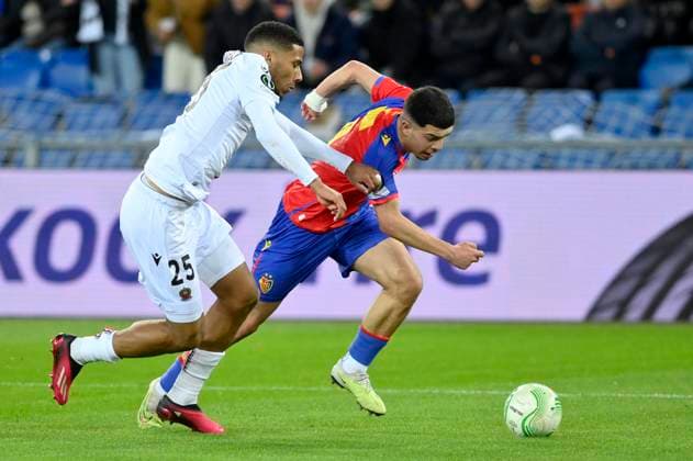 Jean-Clair Todibo, OGC, re. Mohamed Zeki Amdouni, FCB, FC Basel - OGC Nice, Viertelfinal UEFA Europa Conference, Fussball, 13.04.2023