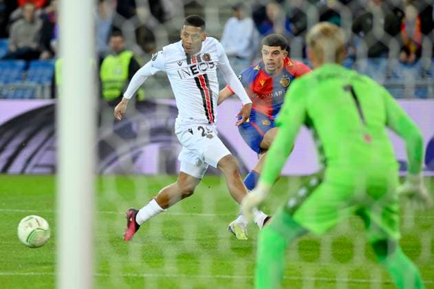 Jean-Clair Todibo, OGC, re. Mohamed Zeki Amdouni, FCB, FC Basel - OGC Nice, Viertelfinal UEFA Europa Conference, Fussball, 13.04.2023