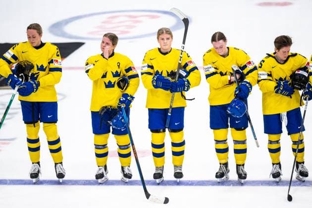230413 Hanna Olsson, Maja NylÃ n-Persson, Lova Blom, LinnÃ a Andersson and Lisa Johansson of Sweden looks dejected after the 2023 IIHF Women s World Championship, WM, Weltmeisterschaft quarterfinal game between Canada and Sweden on April 13, 2023 in Brampton. Photo: Mathilda Ahlberg BILDBYRAN kod MA MA0459 ishockey Ice hockey, Eishockey vm dam 2023 iihf womens world championship dam vm ishockey vm kanada sverige women canada sweden bbeng depp Copyright: MATHILDAxAHLBERG BB230413MA128