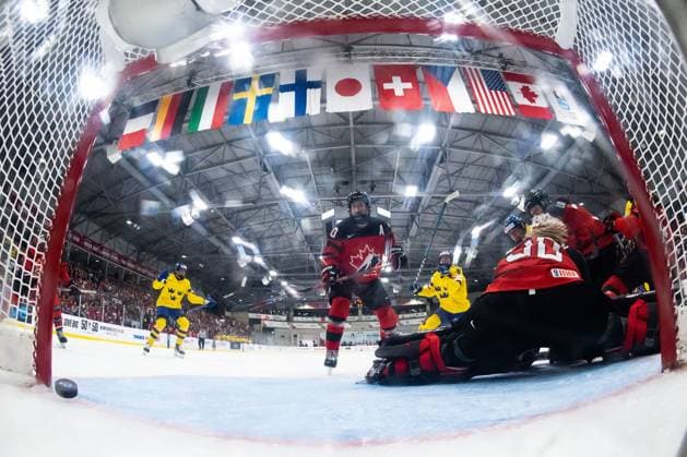 230413 Hilda Svensson of Sweden scores 2-2 during the 2023 IIHF Women s World Championship, WM, Weltmeisterschaft quarterfinal game between Canada and Sweden on April 13, 2023 in Brampton. Photo: Mathilda Ahlberg BILDBYRAN kod MA MA0459 ishockey Ice hockey, Eishockey vm dam 2023 iihf womens world championship dam vm ishockey vm kanada sverige women canada sweden bbeng Copyright: MATHILDAxAHLBERG BB230413MA143