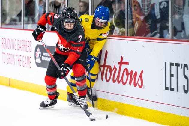 230413 Jocelyne Larocque of Canada and Hilda Svensson of Sweden during the 2023 IIHF Women s World Championship, WM, Weltmeisterschaft quarterfinal game between Canada and Sweden on April 13, 2023 in Brampton. Photo: Mathilda Ahlberg BILDBYRAN kod MA MA0459 ishockey Ice hockey, Eishockey vm dam 2023 iihf womens world championship dam vm ishockey vm kanada sverige women canada sweden bbeng Copyright: MATHILDAxAHLBERG BB230413MA149