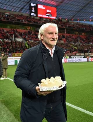 Rudi Völler (DFB Sportdirektor) bekam vor dem Spiel zu seinem Geburtstag eine Torte überreicht 13.04.2023, Fussball Europa League, Saison 2022 23, Viertelfinale Hinspiel, Bayer 04 Leverkusen - Union Saint Gilloise Leverkusen BayArena Nordrhein Westfalen Deutschland
