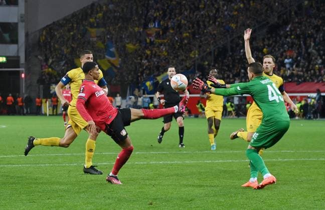 Amine Adli (Bayer 04 Leverkusen), li., scheitert gegen Torwart Anthony Moris (Saint Gilloise) 13.04.2023, Fussball Europa League, Saison 2022 23, Viertelfinale Hinspiel, Bayer 04 Leverkusen - Union Saint Gilloise 1:1 Leverkusen BayArena Nordrhein Westfalen Deutschland