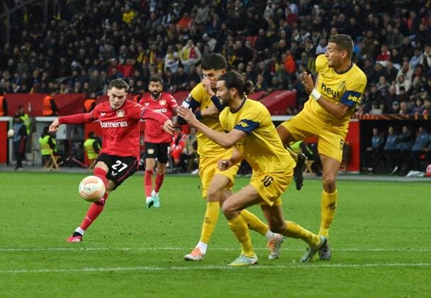 Florian Wirtz (Bayer 04 Leverkusen), li., erzielt mit diesem Schuss das Tor zum 1:1 13.04.2023, Fussball Europa League, Saison 2022 23, Viertelfinale Hinspiel, Bayer 04 Leverkusen - Union Saint Gilloise 1:1 Leverkusen BayArena Nordrhein Westfalen Deutschland