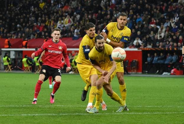 Florian Wirtz (Bayer 04 Leverkusen), li., erzielt mit diesem Schuss das Tor zum 1:1 13.04.2023, Fussball Europa League, Saison 2022 23, Viertelfinale Hinspiel, Bayer 04 Leverkusen - Union Saint Gilloise 1:1 Leverkusen BayArena Nordrhein Westfalen Deutschland