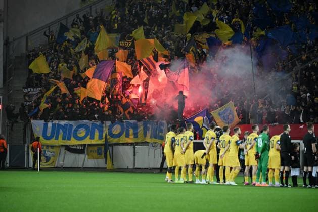 Bengalos im Gästefanblock 13.04.2023, Fussball Europa League, Saison 2022 23, Viertelfinale Hinspiel, Bayer 04 Leverkusen - Union Saint Gilloise 1:1 Leverkusen BayArena Nordrhein Westfalen Deutschland