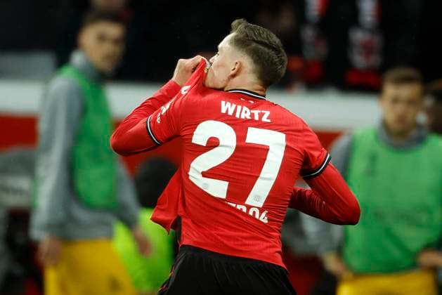 Leverkusen, Deutschland, UEFA Europa League, Bayer 04 Leverkusen : Union Saint Gilloise 1:1 14. 04. 2023 in der Bay Arena in Leverkusen Florian Richard WIRTZ (LEV) freut sich über seinen Treffer zum 1-1 und küsst das Vereinswappen