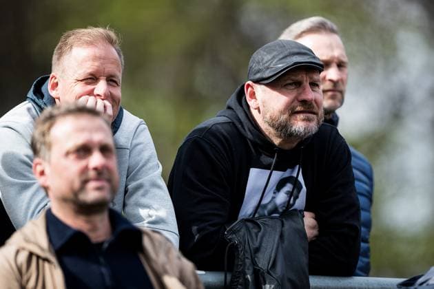 A-Junioren Bundesliga Deutsche Meisterschaft Halbfinale 2022 23: 1. FC Koeln U19 - 1. FSV Mainz 05 U19 Kevin McKenna und Steffen Baumgart (Trainer 1. FC Koeln) beobachten das Halbfinale A-Junioren Bundesliga Deutsche Meisterschaft Halbfinale 2022 23: 1. FC Koeln U19 - 1. FSV Mainz 05 U19, Koeln, Franz-Kremer-Stadion