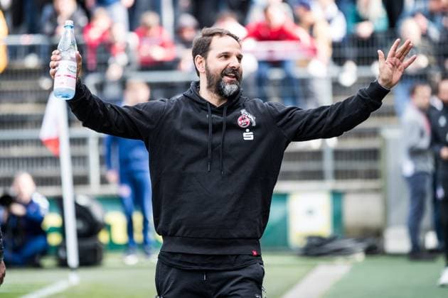 A-Junioren Bundesliga Deutsche Meisterschaft Halbfinale 2022 23: 1. FC Koeln U19 - 1. FSV Mainz 05 U19 Stefan Ruthenbeck (Trainer 1. FC Koeln) kommt die Hymne mitsingend ins Stadion A-Junioren Bundesliga Deutsche Meisterschaft Halbfinale 2022 23: 1. FC Koeln U19 - 1. FSV Mainz 05 U19, Koeln, Franz-Kremer-Stadion