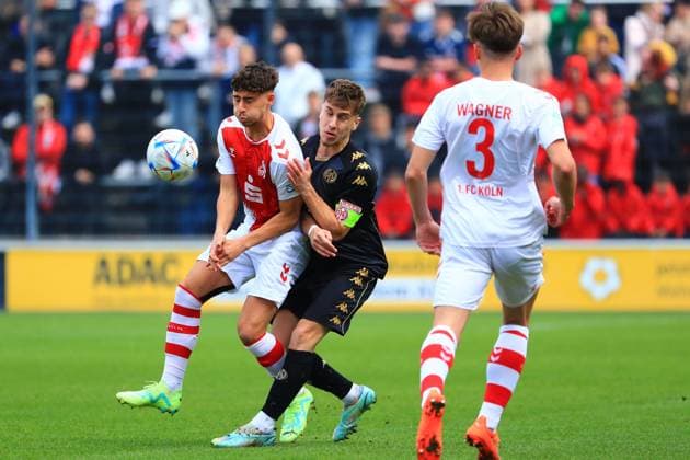 Luca Simnica (Koeln) im Zweikampf mit Brajan Gruda (Mainz) 1. FC Koeln vs 1. FSV Mainz 05, Fussball, A-Junioren-Bundesliga, 14.04.2023 DFB regulations prohibit any use of photographs as image sequences and or quasi-video. 1. FC Koeln vs 1. FSV Mainz 05, Fussball, A-Junioren-Bundesliga, 14.04.2023 Koeln