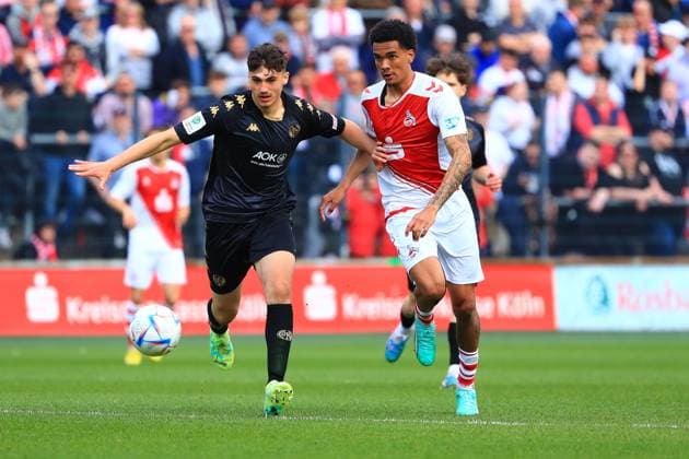 Maxim Bora Dal (Mainz) im Zweikampf mit Damion Downs (Koeln) 1. FC Koeln vs 1. FSV Mainz 05, Fussball, A-Junioren-Bundesliga, 14.04.2023 DFB regulations prohibit any use of photographs as image sequences and or quasi-video. 1. FC Koeln vs 1. FSV Mainz 05, Fussball, A-Junioren-Bundesliga, 14.04.2023 Koeln