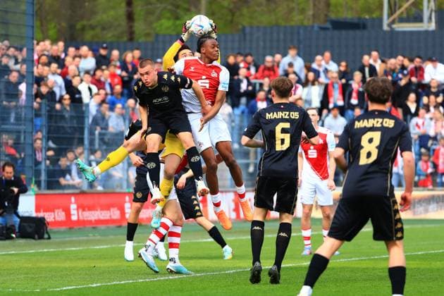 Aki Koch (Mainz) faengt den Ball, davo Philipp Schulz (Mainz) im Zweikampf mit Elias Geoffrey Bakatukanda (Koeln) 1. FC Koeln vs 1. FSV Mainz 05, Fussball, A-Junioren-Bundesliga, 14.04.2023 DFB regulations prohibit any use of photographs as image sequences and or quasi-video. 1. FC Koeln vs 1. FSV Mainz 05, Fussball, A-Junioren-Bundesliga, 14.04.2023 Koeln