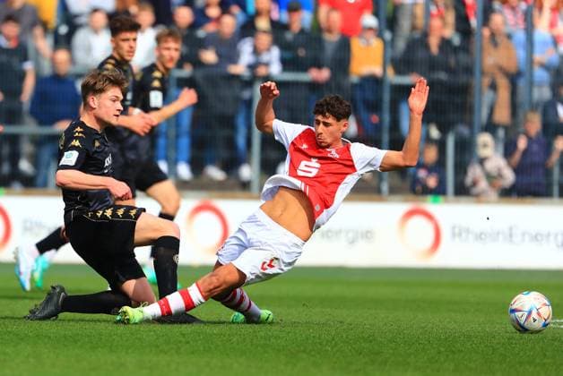 Luca Simnica (Koeln) im Zweikampf mit Jason Amann (Mainz) 1. FC Koeln vs 1. FSV Mainz 05, Fussball, A-Junioren-Bundesliga, 14.04.2023 DFB regulations prohibit any use of photographs as image sequences and or quasi-video. 1. FC Koeln vs 1. FSV Mainz 05, Fussball, A-Junioren-Bundesliga, 14.04.2023 Koeln