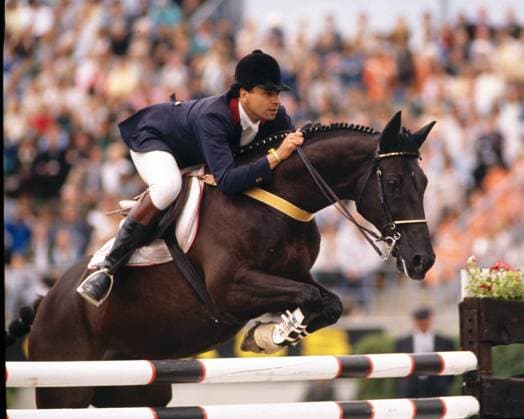 RECORD DATE NOT STATED Pierre Durand aus Frankreich und sein Pferd Jappeloup siegen im Springreiten der Olmpiade Seoul 88 und gewinnen Gold *** Pierre Durand from France and his horse Jappeloup win the gold medal in the show jumping competition at the Seoul 88 Olympiad.
