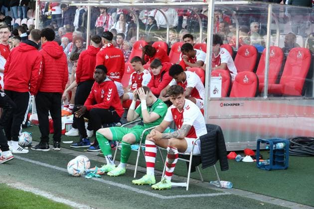 1.FC Köln U19 vs. FSV Mainz 05 U19, A Junioren Bundesliga, Halbfinal Rückspiel um die Deutsche Meisterschaft, Enttäuschung bei den Kölnern nach dem Ausscheiden (1.FC Köln), 14.04.2023, Bild: