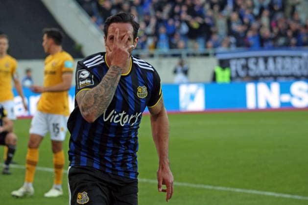 Sport Themen der Woche KW15 Sport Bilder des Tages 14.04.2023, xmohx, Fussball 3.Liga, 1.FC Saarbruecken - Dynamo Dresden emspor, v.l. Torjubel nach dem Tor zum celebrating the goal celebrate 1:0 durch Adriano Grimaldi (1.FC Saarbruecken) (DFL DFB REGULATIONS PROHIBIT ANY USE OF PHOTOGRAPHS as IMAGE SEQUENCES and or QUASI-VIDEO) Saarbruecken *** 14 04 2023, xmohx, football 3 league, 1 FC Saarbruecken Dynamo Dresden emspor, v l goal celebration after the goal celebrating the goal celebrate 1 0 by Adriano Grimaldi 1 FC Saarbruecken DFL DFB REGULATES PROHIBIT ANY USE OF PHOTOGRAPHS as IMAGE SEQUENCES and or QUASI VIDEO Saarbruecken