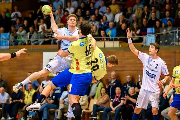 Sport Themen der Woche KW15 Sport Bilder des Tages Bietigheim, 14. April 2023: 2. HBL - 22 23 - SG BBM Bietigheim vs. HC Empor Rostock v. li. im Zweikampf Alexander Velz (SG BBM Bietigheim), Marc Pechstein (Rostock), Philipp Asmussen (Rostock) Bietigheim-Bissingen Halle am Viadukt Baden-Württemberg Deutschland *** Bietigheim, 14 April 2023 2 HBL 22 23 SG BBM Bietigheim vs HC Empor Rostock v li in duel Alexander Velz SG BBM Bietigheim , Marc Pechstein Rostock , Philipp Asmussen Rostock Bietigheim Bissingen Halle am Viadukt Baden Württemberg Germany