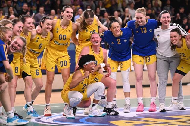 Sport Themen der Woche KW15 Sport Bilder des Tages Berlin, Germany. April 14th 2023: The ALBA Berlin Frauen team celebrate a win during the game DBBL Playoff Halbfinale - ALBA Berlin Frauen v Rutronik Stars Keltern - Sporthalle Charlottenburg. Berlin, Germany. (Ryan Sleiman SPP)  Copyright: xRyanxSleimanx SPPx spp-en-RySls-DBBL Playoff Halbfinale - ALBA Berlin Frauen v Rutronik Stars Keltern - Sporthalle Charlottenburg_1247