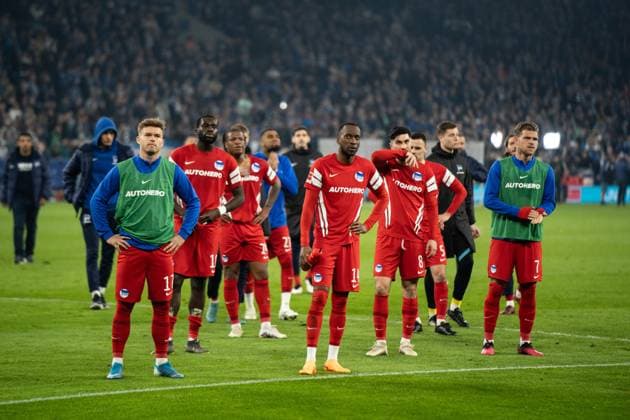 Sport Themen der Woche KW15 Sport Bilder des Tages GER, 1.FBL FC Schalke 04 vs Hertha BSC Berlin 14.04.2023, Veltins-Arena, Gelsenkirchen, GER, 1.FBL FC Schalke 04 vs Hertha BSC Berlin im Bild picture shows Enttäuschte Spieler von Hertha BSC Berlin nach der Niederlage *** GER, 1 FBL FC Schalke 04 vs Hertha BSC Berlin 14 04 2023, Veltins Arena, Gelsenkirchen, GER, 1 FBL FC Schalke 04 vs Hertha BSC Berlin in picture picture shows Disappointed players of Hertha BSC Berlin after the defeat. nordphotoxGmbHx xChristianxSchulze nph000300