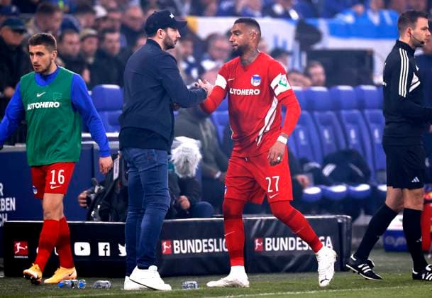 SCHWARZ Sandro Trainer Team Hertha BSC bei der Auswechslung mit Prince Boateng Kevin Bundesliga DFL Saison 2022 - 2023 BL Spiel FC Schalke 04 - Hertha BSC 5 : 2 am 14. 04. 2023 in Gelsenkirchen DFL REGULATIONS PROHIBIT ANY USE OF PHOTOGRAPHS as IMAGE SEQUENCES and or QUASI-VIDEO *** BLACK Sandro coach team Hertha BSC at the substitution with Prince Boateng Kevin Bundesliga DFL season 2022 2023 BL match FC Schalke 04 Hertha BSC 5 2 on 14 04 2023 in Gelsenkirchen DFL REGULATIONS PROHIBIT ANY USE OF PHOTOGRAPHS as IMAGE SEQUENCES and or QUASI VIDEO Copyright: xLacixPerenyix