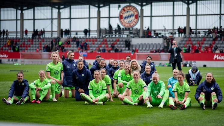 Sport Themen der Woche KW15 Sport Bilder des Tages Rebecka Blomqvist (VfL Wolfsburg, 21), Kathrin Hendrich (VfL Wolfsburg, 04), Sara Agrez (VfL Wolfsburg, 03), Pauline Bremer (VfL Wolfsburg, 07), Tabea Waßmuth (VfL Wolfsburg, 28), Pia-Sophie Wolter (VfL Wolfsburg, 20), Jule Brand (VfL Wolfsburg, 29) und Team jubeln ueber den Sieg, GER, FC Bayern Muenchen vs. VfL Wolfsburg, Fussball Frauen DFB Pokal, Halbfinale, Spielzeit 2022 2023, 15.04.2023 DFB DFL regulations prohibit any use of photographs as image sequences and or quasi-video GER, FC Bayern Muenchen vs. VfL Wolfsburg, Fussball Frauen DFB Pokal, Halbfinale, Spielzeit 2022 2023, 15.04.2023 Muenchen *** Rebecka Blomqvist VfL Wolfsburg, 21 , Kathrin Hendrich VfL Wolfsburg, 04 , Sara Agrez VfL Wolfsburg, 03 , Pauline Bremer VfL Wolfsburg, 07 , Tabea Waßmuth VfL Wolfsburg, 28 , Pia Sophie Wolter VfL Wolfsburg, 20 , Jule Brand VfL Wolfsburg, 29 and team cheer on victory, GER, FC Bayern Muenchen vs VfL Wolfsburg, Football Women DFB Pokal, Semi Final, Season 2022 2023, 15 04 2023 DFB DFL regulations prohibit any use of photographs as image sequences and or quasi video GER, FC Bayern Muenchen vs VfL Wolfsburg, Football Women DFB Pokal, Semi Final, Season 2022 2023, 15 04 2023 Muenchen Copyright: xEibner Memmlerx EP_MMR