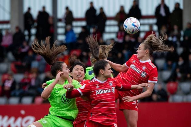 Bilder des Jahres 2023, Sport 04 April Sport Themen der Woche KW15 Sport Bilder des Tages Lena Oberdorf (VfL Wolfsburg, 05) im Zweikampf mit Jovana Damnjanovic (FC Bayern Muenchen, 09), Georgia Stanway (FC Bayern Muenchen, 31), GER, FC Bayern Muenchen vs. VfL Wolfsburg, Fussball Frauen DFB Pokal, Halbfinale, Spielzeit 2022 2023, 15.04.2023 DFB DFL regulations prohibit any use of photographs as image sequences and or quasi-video GER, FC Bayern Muenchen vs. VfL Wolfsburg, Fussball Frauen DFB Pokal, Halbfinale, Spielzeit 2022 2023, 15.04.2023 Muenchen *** Lena Oberdorf VfL Wolfsburg, 05 in duel with Jovana Damnjanovic FC Bayern Muenchen, 09 , Georgia Stanway FC Bayern Muenchen, 31 , GER, FC Bayern Muenchen vs VfL Wolfsburg, Football Women DFB Pokal, Semifinal, Season 2022 2023, 15 04 2023 DFB DFL regulations prohibit any use of photographs as image sequences and or quasi video GER, FC Bayern Muenchen vs VfL Wolfsburg, Fussball Frauen DFB Pokal, Halbfinale, Spielzeit 2022 2023, 15 04 2023 Muenchen Copyright: xEibner Memmlerx EP_MMR