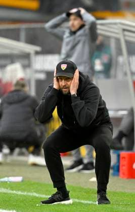 Sport Themen der Woche KW15 Sport Bilder des Tages Trainer Coach Sebastian Hoeness VfB Stuttgart Enttaeuschung enttaeuscht nach vergebener Torchance Gestik Geste VfB Stuttgart vs Borussia Dortmund BVB 15.04.2023 DFL REGULATIONS PROHIBIT ANY USE OF PHOTOGRAPHS AS IMAGE SEQUENCES AND OR QUASI-VIDEO VfB Stuttgart vs Borussia Dortmund BVB *** Coach Coach Sebastian Hoeness VfB Stuttgart disappointment disappointed after missed goal chance gesture gesture VfB Stuttgart vs Borussia Dortmund BVB 15 04 2023 DFL REGULATES PROHIBIT ANY USE OF PHOTOGRAPHS AS IMAGE SEQUENCES AND OR QUASI VIDEO VfB Stuttgart vs Borussia Dortmund BVB