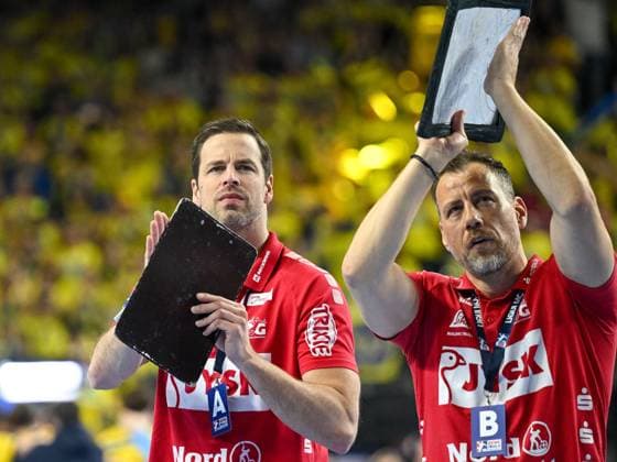 Mark Bult (SG Flensburg-Handewitt, Co-Trainer) und Maik Machulla (SG Flensburg-Handewitt, Trainer) bedanken sich bei ihren Fans. SG Flensburg-Handewitt vs. Rhein-Neckar Loewen, Handball, REWE Final4, DHB-Pokal, Halbfinale 1, Saison 2022 2023, 15.04.2023 SG Flensburg-Handewitt vs. Rhein-Neckar Loewen, Handball, REWE Final4, DHB-Pokal, Halbfinale 1, Saison 2022 2023, 15.04.2023 Koeln Copyright: xEibner-Pressefotox xThomasxHaeslx EP_EER