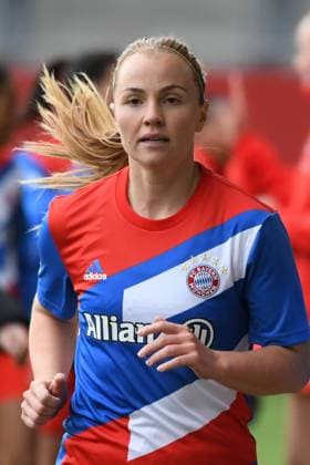 Frauenfußball - VIGGOSDOTTIR Glodis Perla bei dem Flyeralarm Frauenfußball DFB-Pokal Halbfinale des FC Bayern München gegen VFL Wolfsburg am 15.04.2023, Deutschland, Bayern München FC Bayern Campus Bayern Deutschland