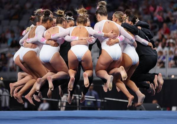 Sport Themen der Woche KW15 Sport Bilder des Tages April 15, 2023: The Utah gymnastics team huddles before their floor rotation at the finals of the 2023 NCAA, College League, USA National Collegiate Women s Gymnastics Championships at Dickies Arena in Fort Worth, TX. CSM Fort Worth United States of America - ZUMAc04_ 20230415_zaf_c04_263 Copyright: xKylexOkitax
