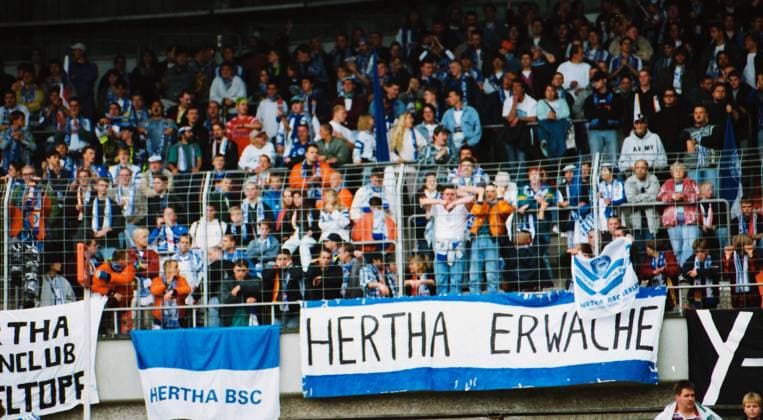 RECORD DATE NOT STATED Aus 2. BL. Saison 1995 96 Hannover 96 - Hertha BSC Berlin 1:0 am 23.09.1995. Im Foto: Transparent mit HERTHA ERWACHE *** From 2 BL season 1995 96 Hannover 96 Hertha BSC Berlin 1 0 on 23 09 1995 In the photo banner with HERTHA ERWACHE